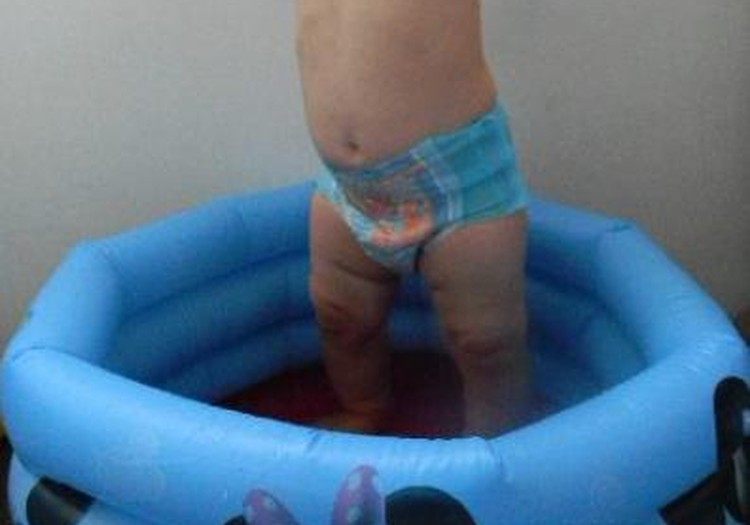 Arsēnijs un HUGGIES® Little Swimmers®!