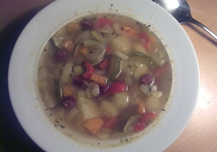 Bērni nepaēduši, deputāti aicina domāt par skolēnu ēdināšanu