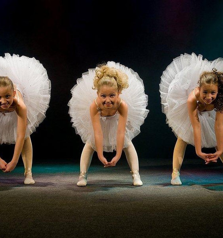 5-gadīgo balerīnu Ziemassvētku priekšnesums ‘Operācija Arabeska’