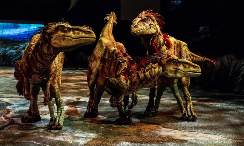 Pēc trīs nedēļām Rīgā viesosies pasaulē lielākais dinozauru šovs - Pastaiga ar dinozauriem