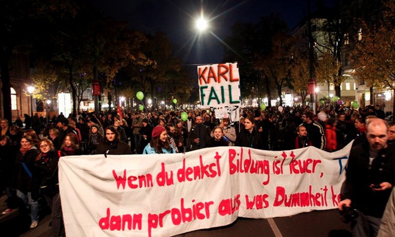 Austrijā ģimenes valsts pabalsts ir 100-200 eiro par katru bērnu līdz 26 gadu vecumam