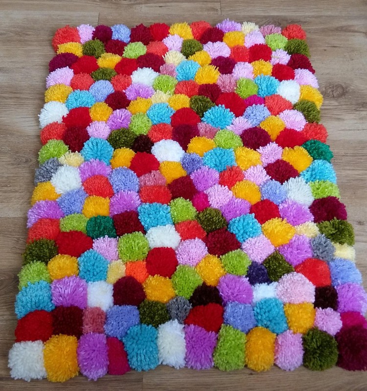 Krāsainais pompom paklājs bērnistabai
