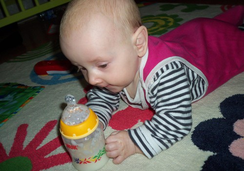 Denīze izmēģina ēst no pudelītes