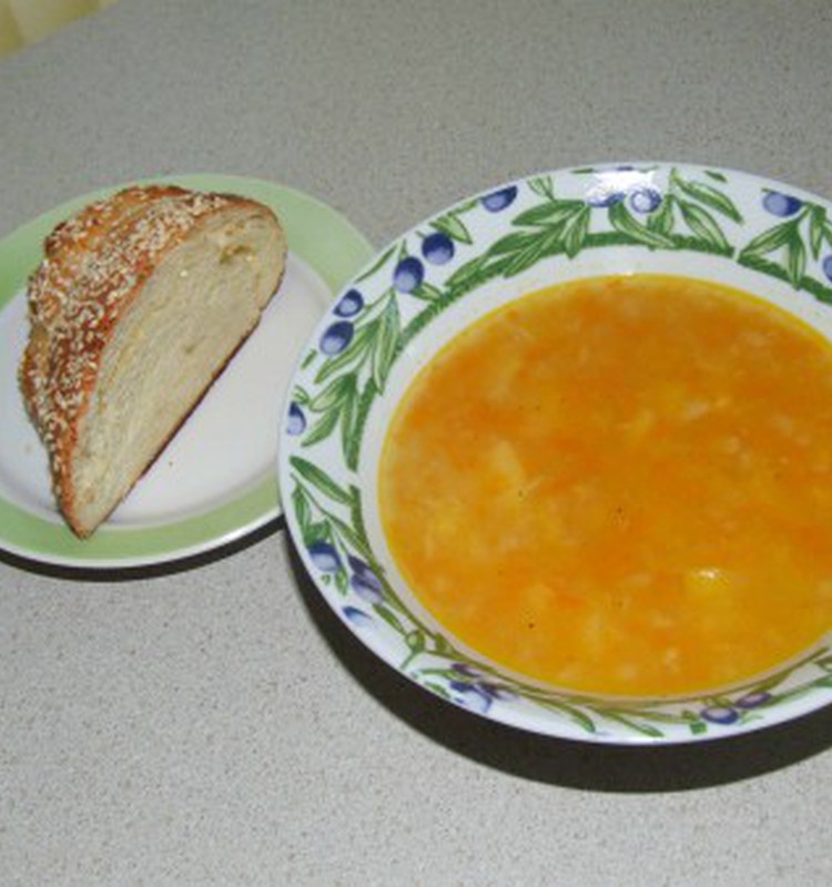 Pusdienās lēcu zupa ar pašceptu siera maizi