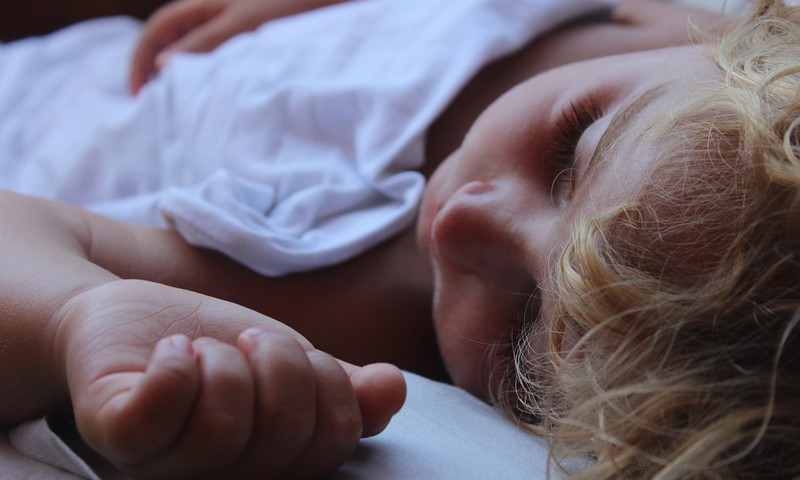 Kā mainās bērns, kad gulēt liek tētis nevis mamma?