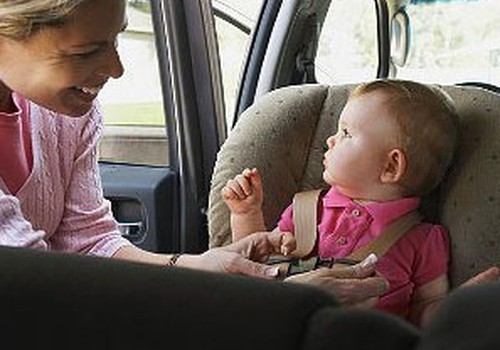 Aptauja: Sievietes ikdienā gandrīz divkārt biežāk nekā vīrieši automašīnās brauc kopā ar bērniem