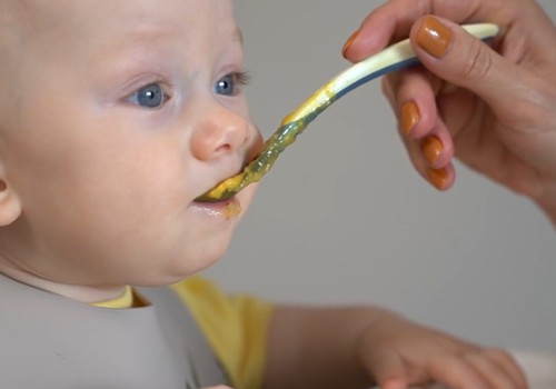 Kā paplašināt 7-9 mēnešus veca mazuļa ēdienkarti?