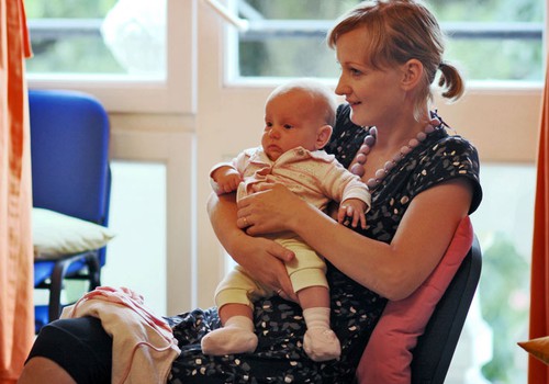 Maternitātes, paternitātes un vecāku pabalstu griestus nākamgad divkāršos