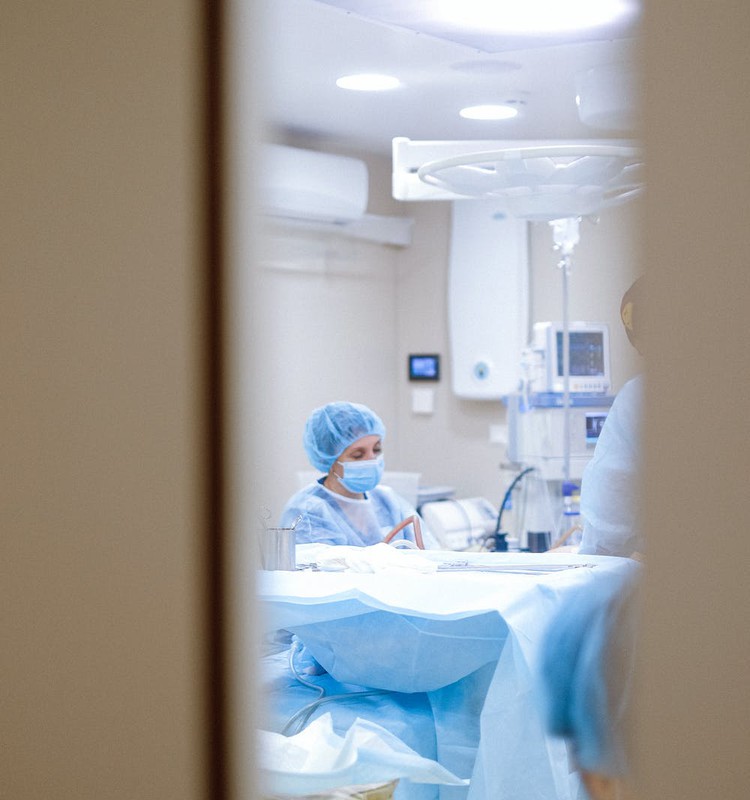 Mirusi ar Covid-19 saslimusī 19 gadus jaunā māmiņa