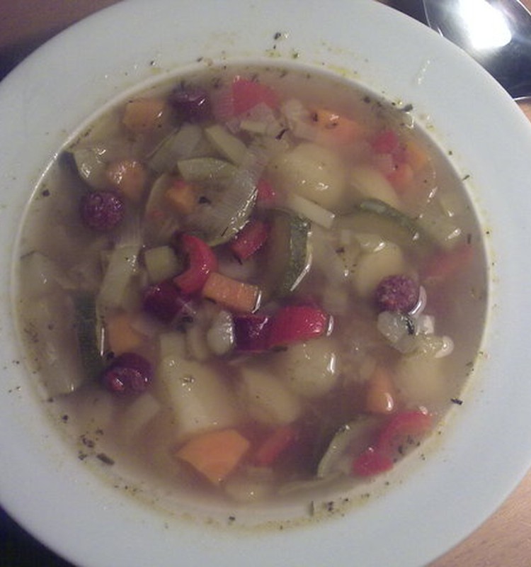 Bērni nepaēduši, deputāti aicina domāt par skolēnu ēdināšanu