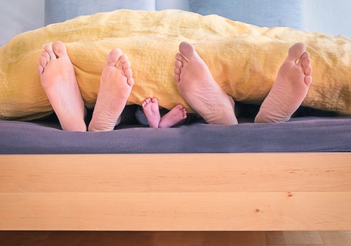 Vai ir droši vecākiem naktī gulēt ar zīdaini vienā gultā?