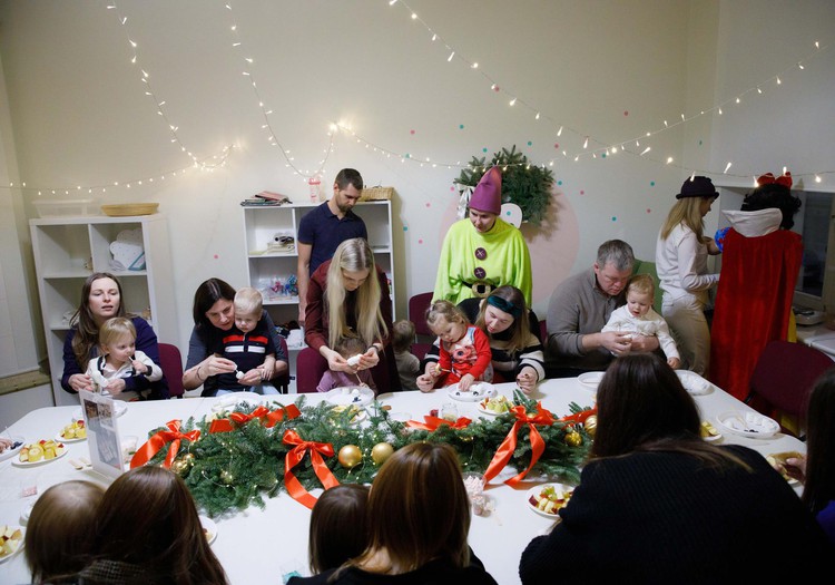 Aicinām 6 - 12 mēnešus vecos mazuļus uz Ziemassvētku pasākumiem Māmiņu Klubā!