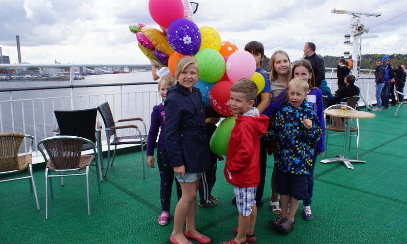 FOTO: Māmiņu Klubs atvadoties no Stokholmas, dāvina debesīm hēlija balonus!