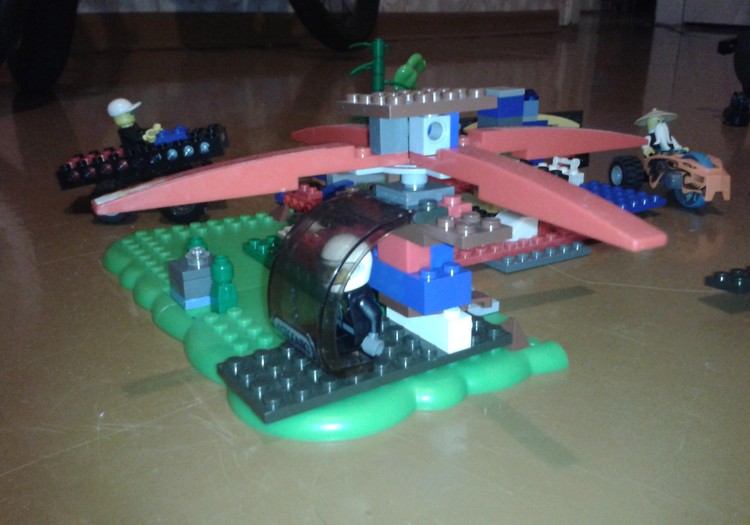 Nedēļas darbs padarīts-Lego pilsēta ar apsargiem gatava!