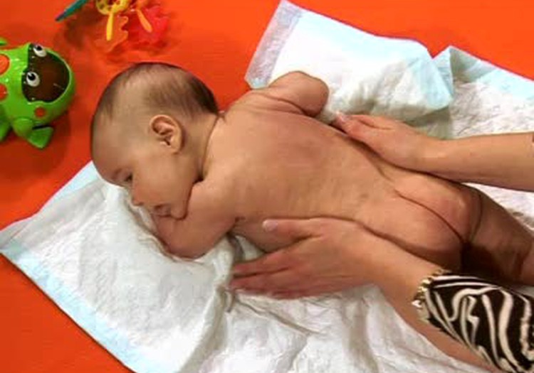 VIDEO: kā izmasēt bēbīša muguru