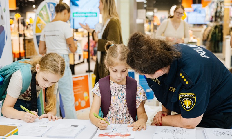 Drošības dienā aicina atgādināt bērniem par riskiem mājās, uz ielas un internetā