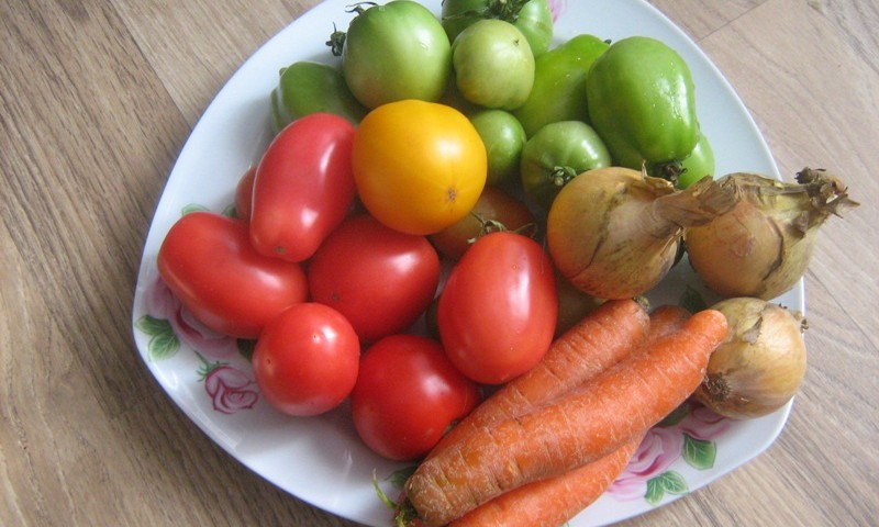 Zaļie un sarkanie tomāti, sautēti tomātu pastā
