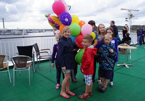 FOTO: Māmiņu Klubs atvadoties no Stokholmas, dāvina debesīm hēlija balonus!