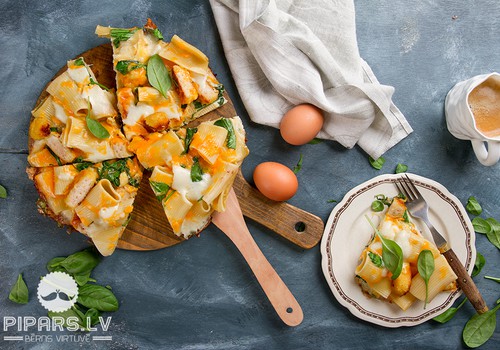 Omlete ar nagetiem, spinātiem un makaroniem