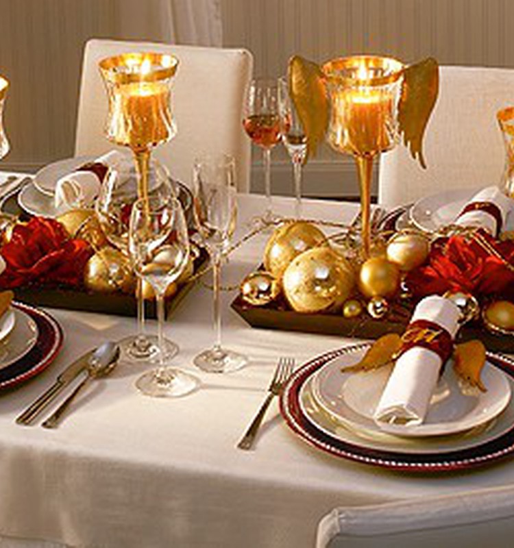 Kā dekorēt galdu Ziemassvētku svinībām?