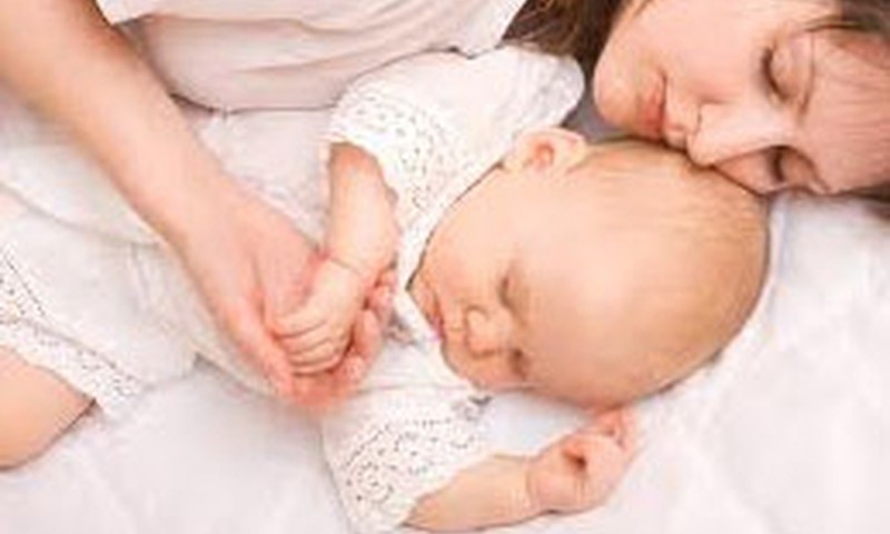 Aptauja: kā zīdaiņa miegs ietekmē vecāku miega kvalitāti?