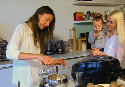 VIDEO: Gatavojam patiešām gardas, vienkāršas maltītes bērnam kopā ar Signi Meirāni