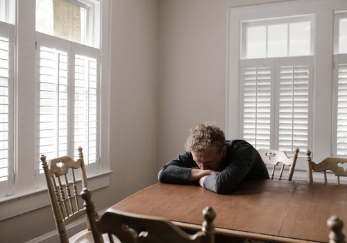 Kā izvairīties no depresijas un trauksmes mājsēdes laikā