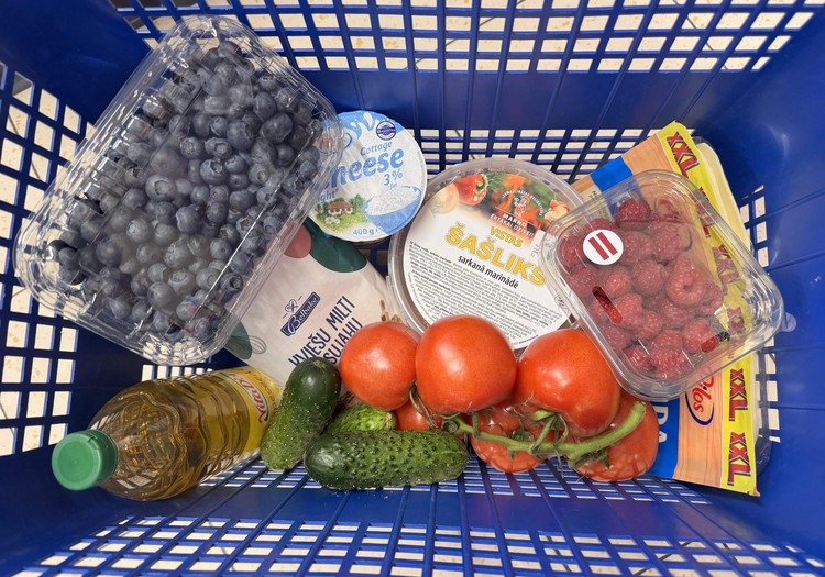 “Lidl” zemo cenu grozs priecē ar sezonas ogām un dārzeņiem