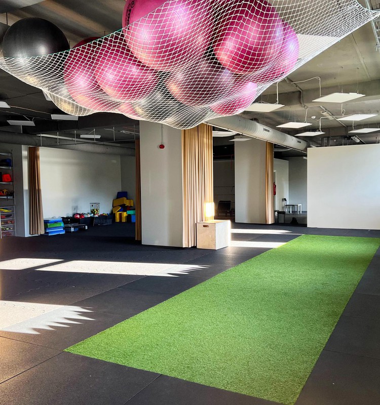 Atvērta jauna iekļaujoša sporta studija “Vingrs”, kurā bērni ar kustību traucējumiem sporto kopā ar vienaudžiem