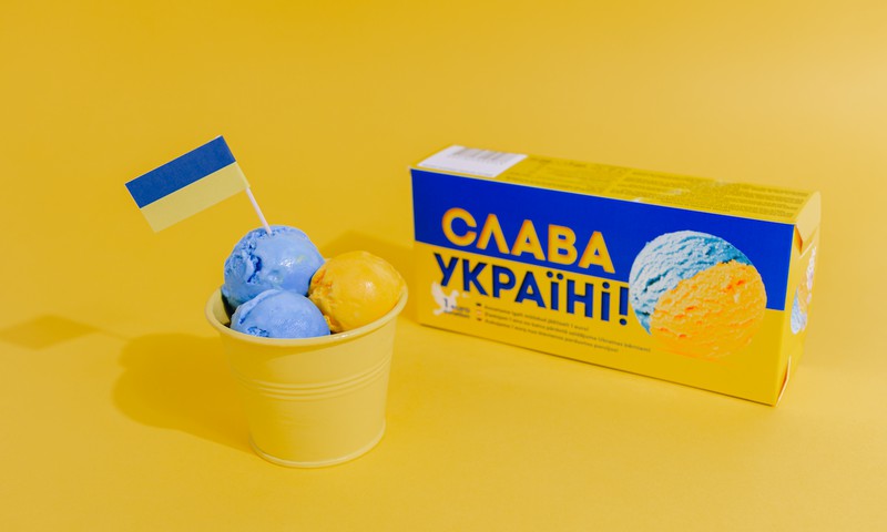 “Food Union” radījis Ukrainai veltītu saldējumu nacionālā karoga krāsās