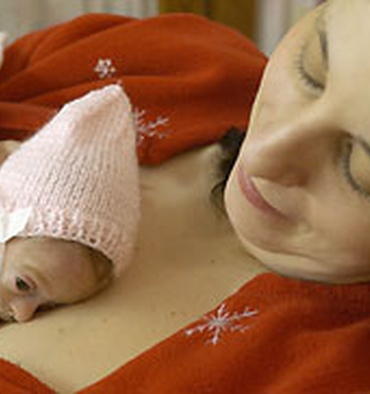 Ķengurmetode jeb ādas- ādas kontakts starp māmiņu un bērniņu glābj jaundzimušo dzīvības
