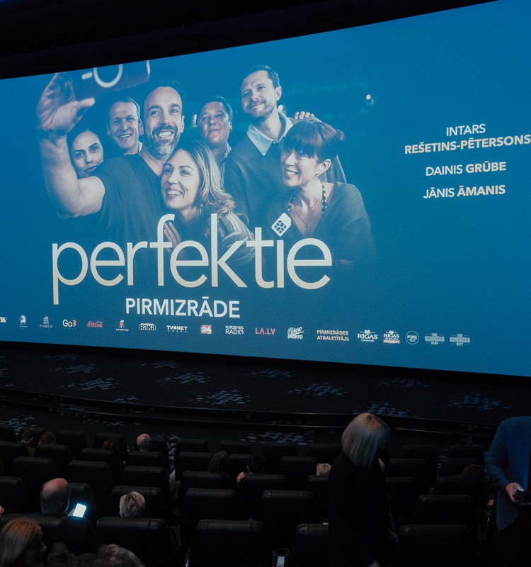 Svinīgā atmosfērā nosvinēta melnās komēdijas “Perfektie” pirmizrāde