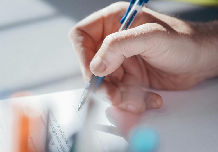 Apstiprināts 2025./2026. mācību gada valsts pārbaudes darbu grafiks un izmaiņas centralizēto eksāmenu norisē