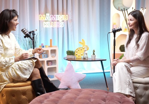 28.03. Bērnu mutes veselība. Pirmie zobiņi Superbēbītim. Nākamais solis mazuļa piebarojumā. Mazuļa pārģērbšana. Deserta recepte.