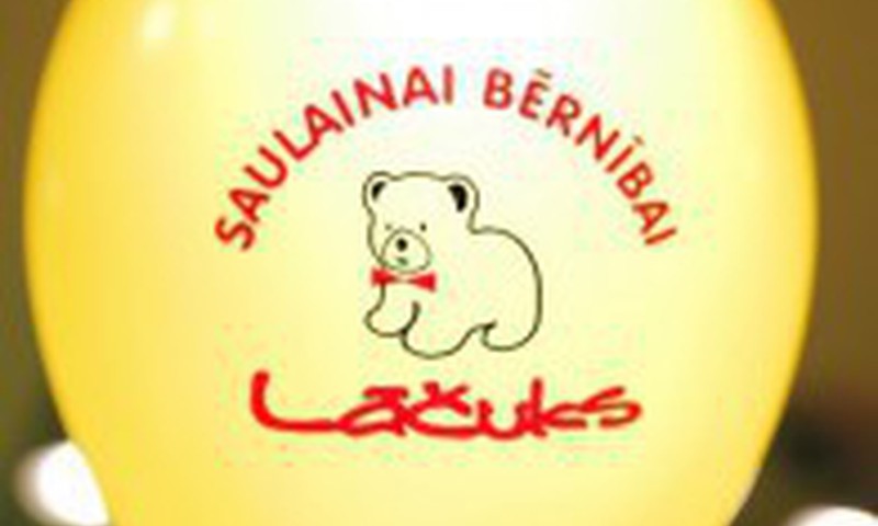 Dāvanu no veikala "Lāčuks" saņem..