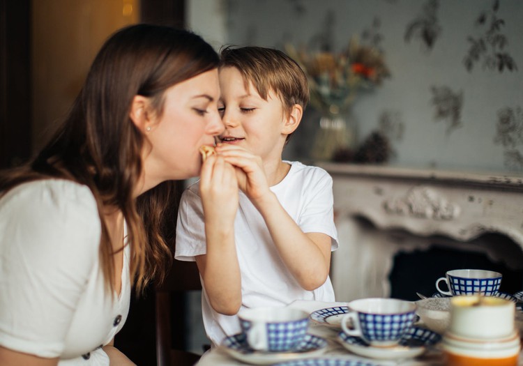 Idejas rotaļām, kad bērns grib spēlēties, bet mamma ir nogurusi