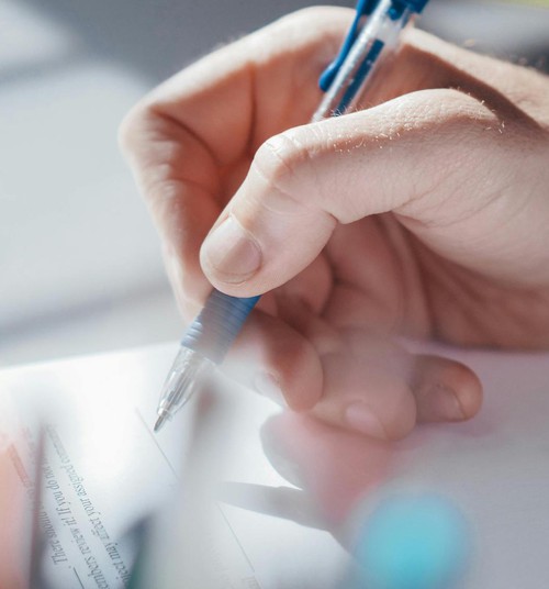 Apstiprināts 2025./2026. mācību gada valsts pārbaudes darbu grafiks un izmaiņas centralizēto eksāmenu norisē