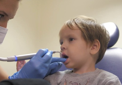 Kad bērnam laiks pirmajai vizītei pie zobārsta?