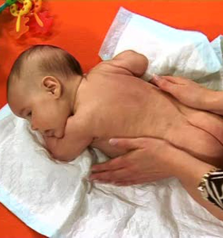 VIDEO: kā izmasēt bēbīša muguru