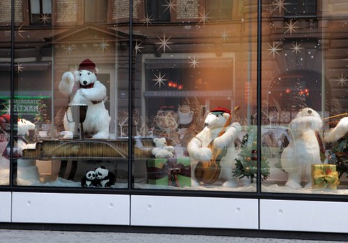 Rīgas centrā apmetušies baltie lāči!