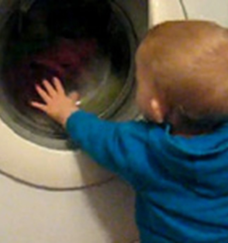 VIDEO: Alisei jauna rotaļlieta- veļasmašīna!