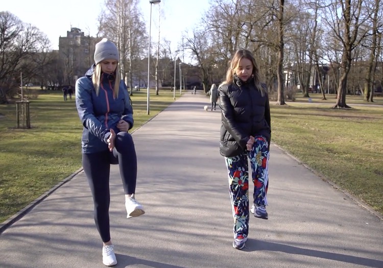 Bēbīšu klubs: 4 vingrinājumi jaunajām māmiņām, kurus veikt ratu pastaigu laikā